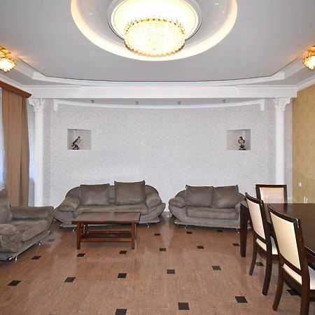 Armenak Apartment 5-Комнатная Jerevan Buitenkant foto