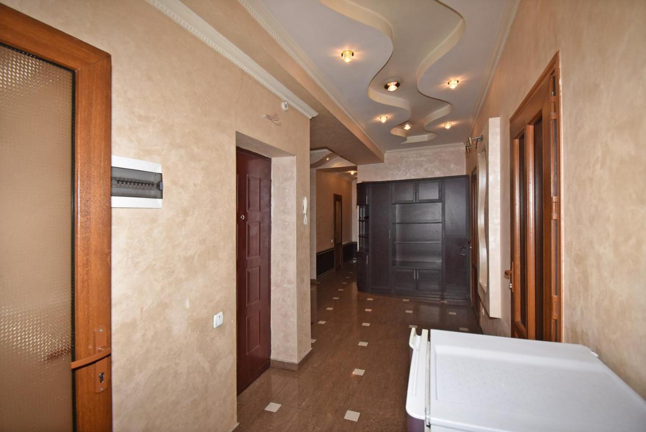 Armenak Apartment 5-Комнатная Jerevan Buitenkant foto