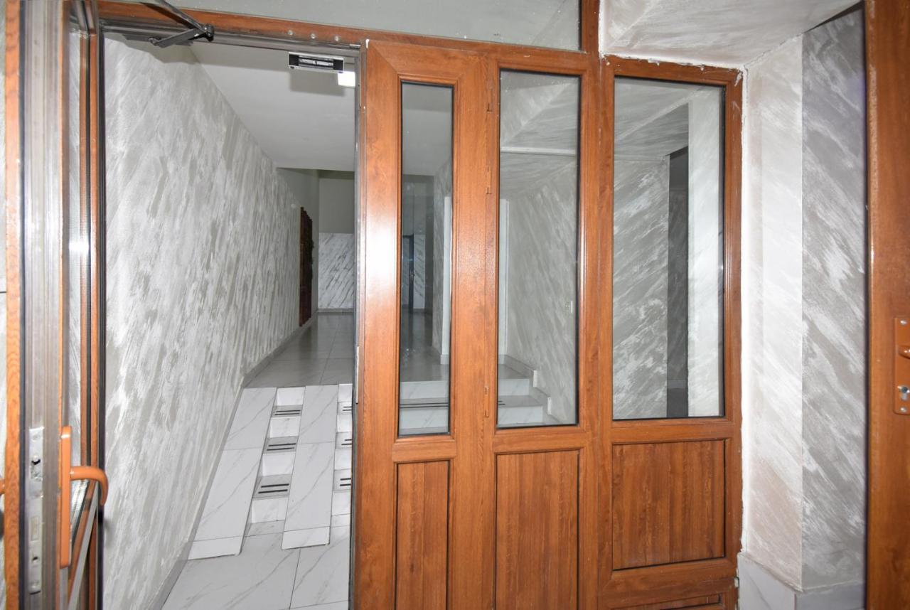 Armenak Apartment 5-Комнатная Jerevan Buitenkant foto