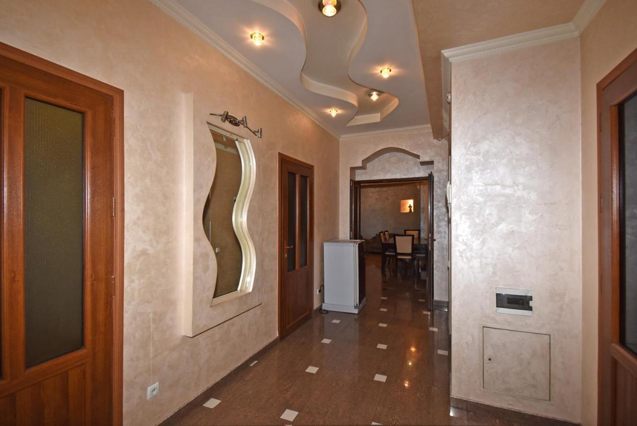 Armenak Apartment 5-Комнатная Jerevan Buitenkant foto