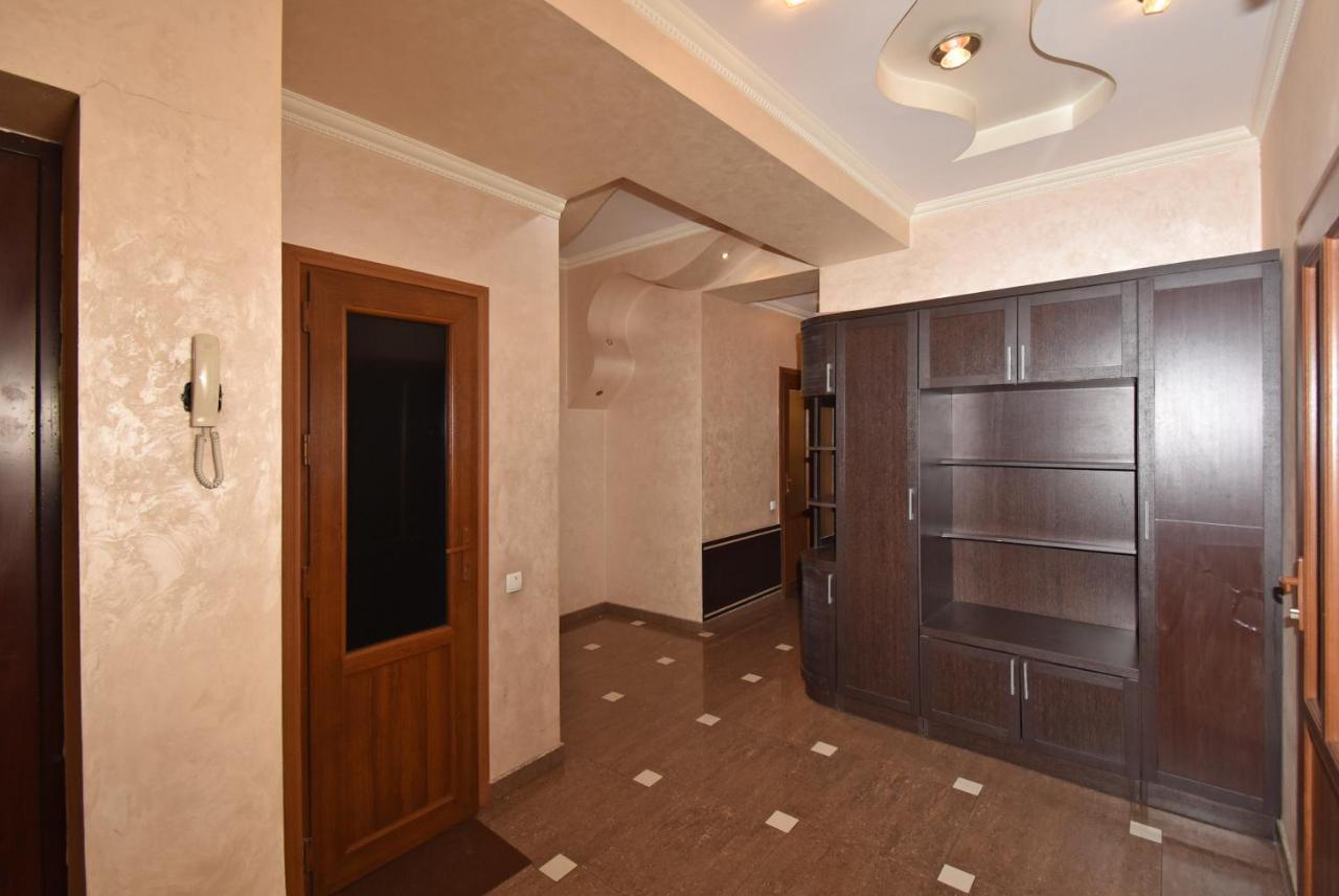 Armenak Apartment 5-Комнатная Jerevan Buitenkant foto