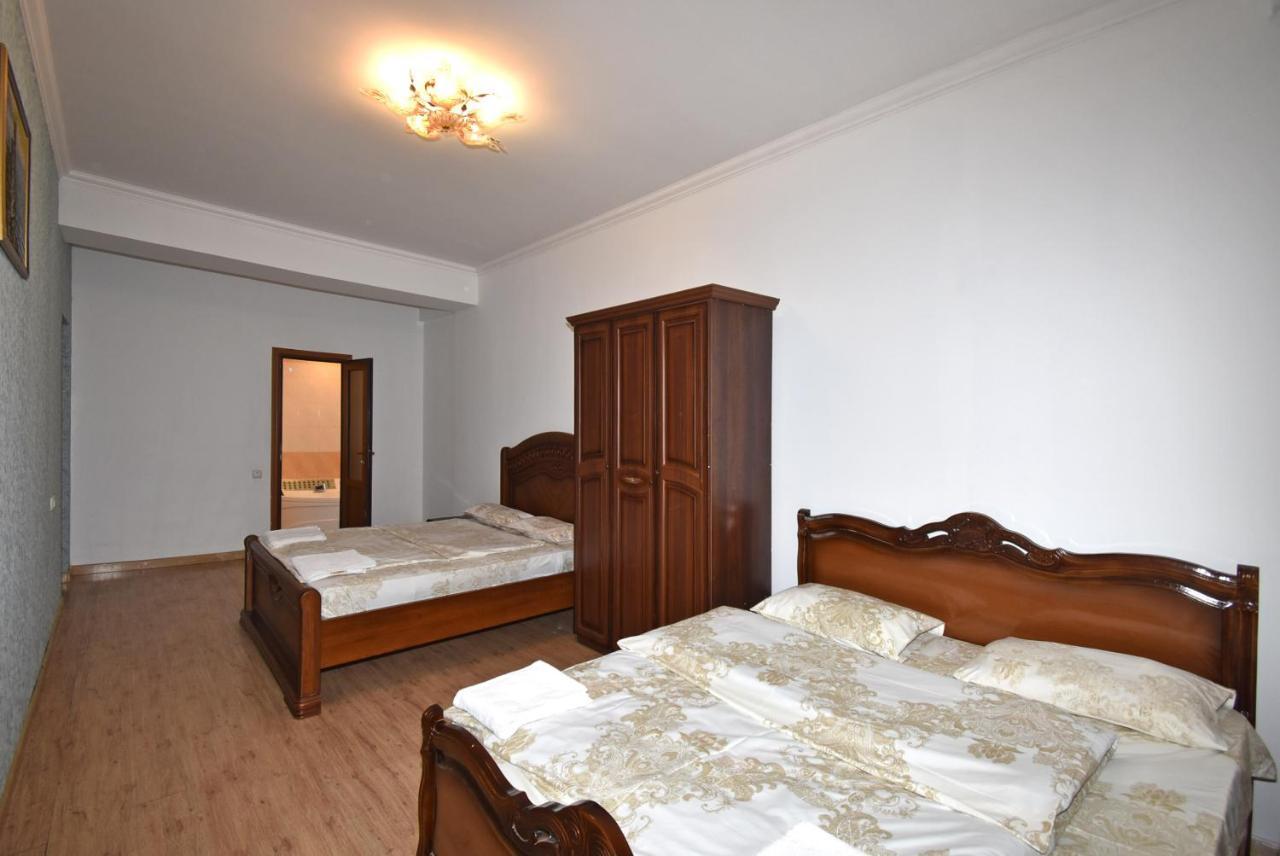 Armenak Apartment 5-Комнатная Jerevan Buitenkant foto