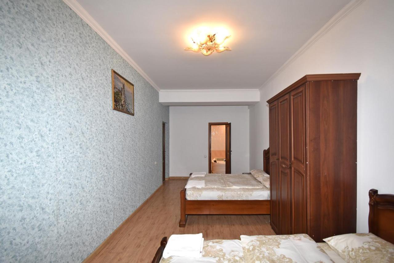 Armenak Apartment 5-Комнатная Jerevan Buitenkant foto
