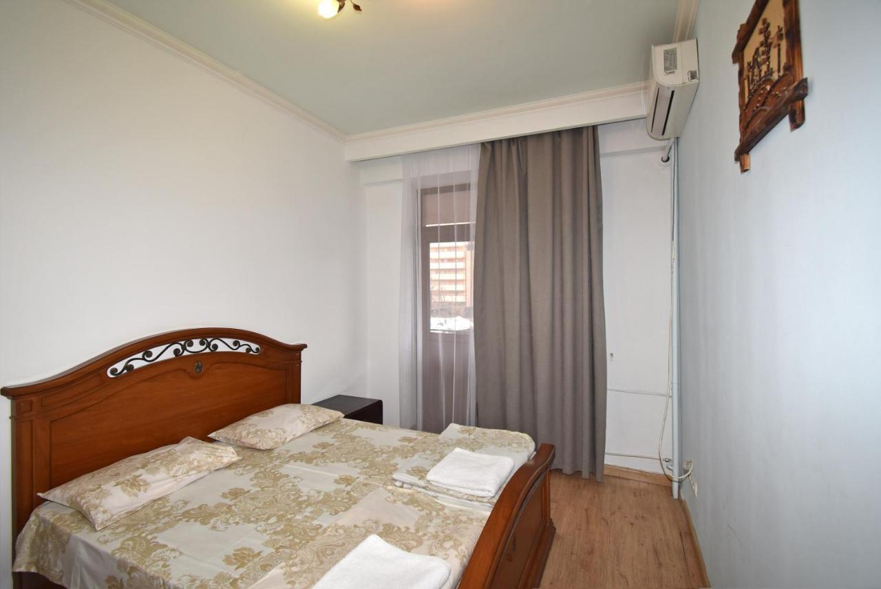 Armenak Apartment 5-Комнатная Jerevan Buitenkant foto