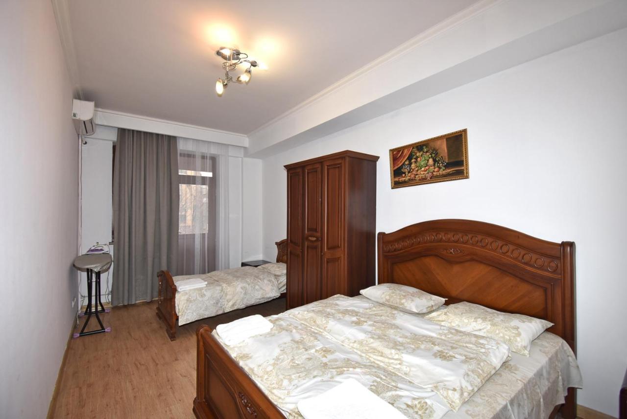 Armenak Apartment 5-Комнатная Jerevan Buitenkant foto