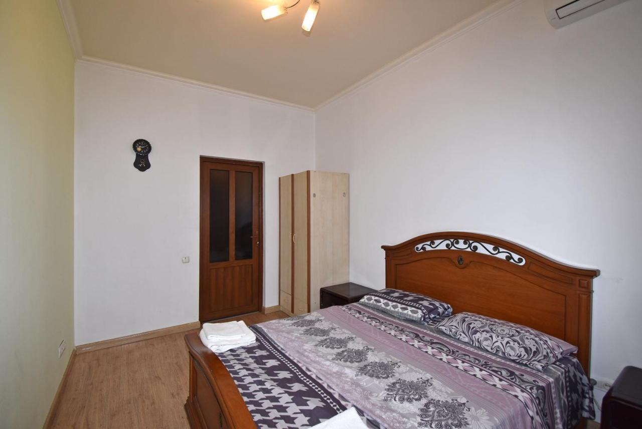 Armenak Apartment 5-Комнатная Jerevan Buitenkant foto