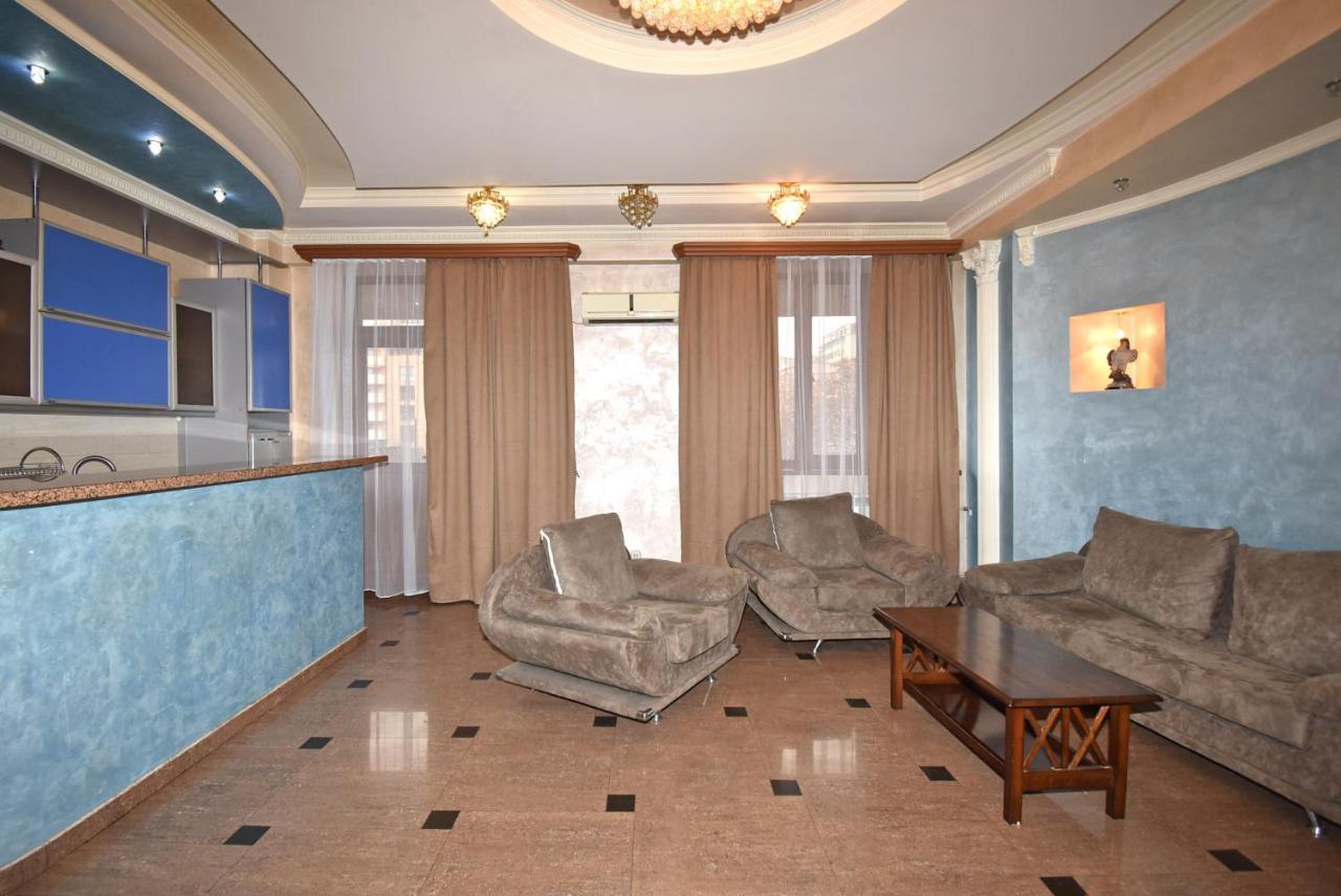 Armenak Apartment 5-Комнатная Jerevan Buitenkant foto