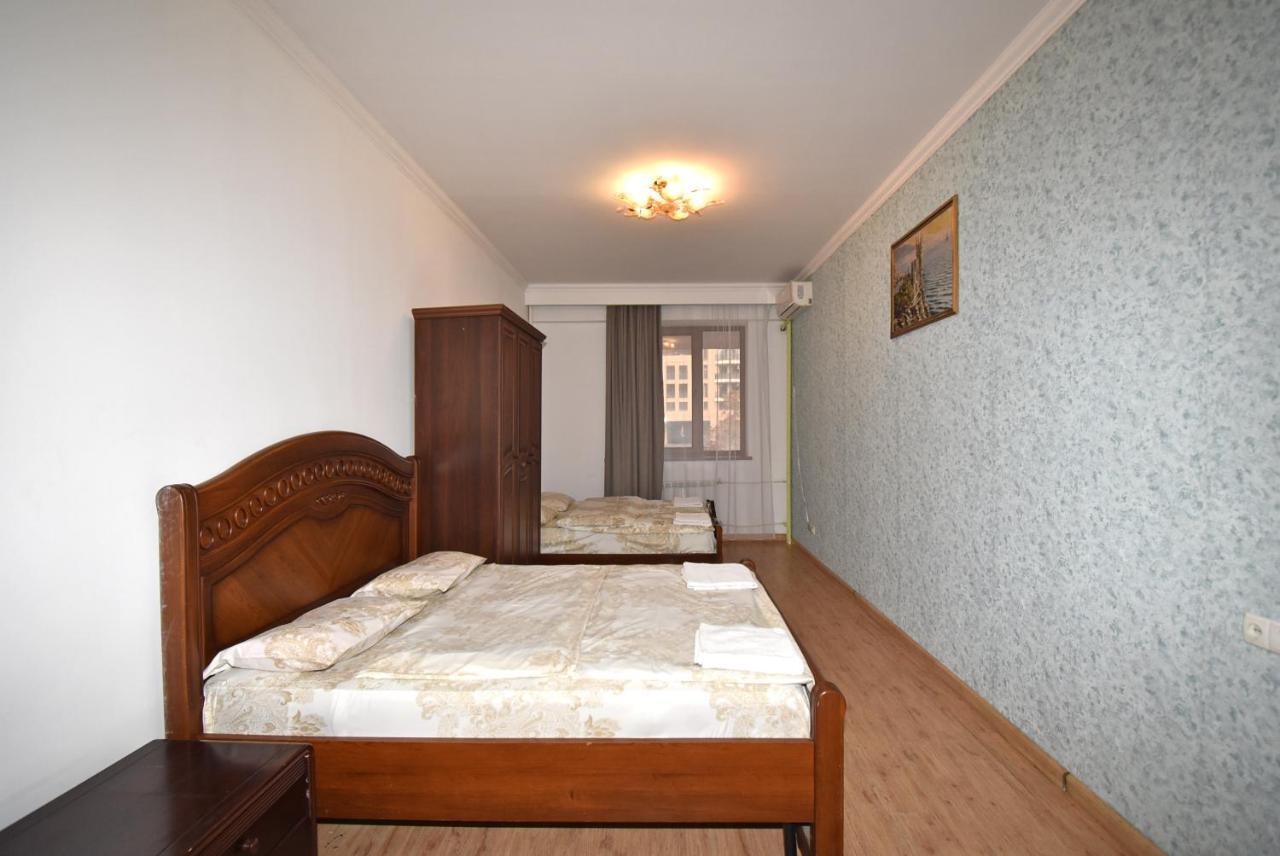 Armenak Apartment 5-Комнатная Jerevan Buitenkant foto