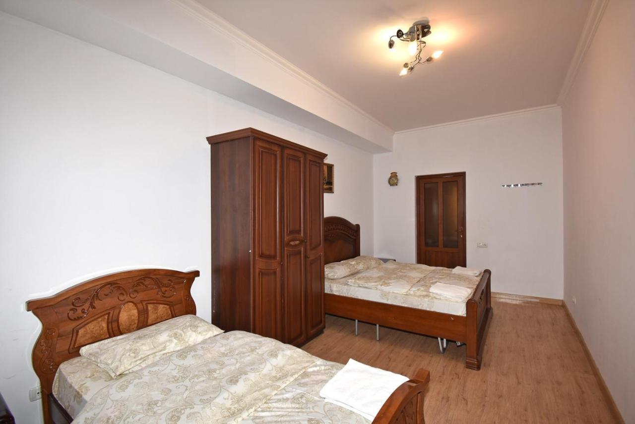 Armenak Apartment 5-Комнатная Jerevan Buitenkant foto