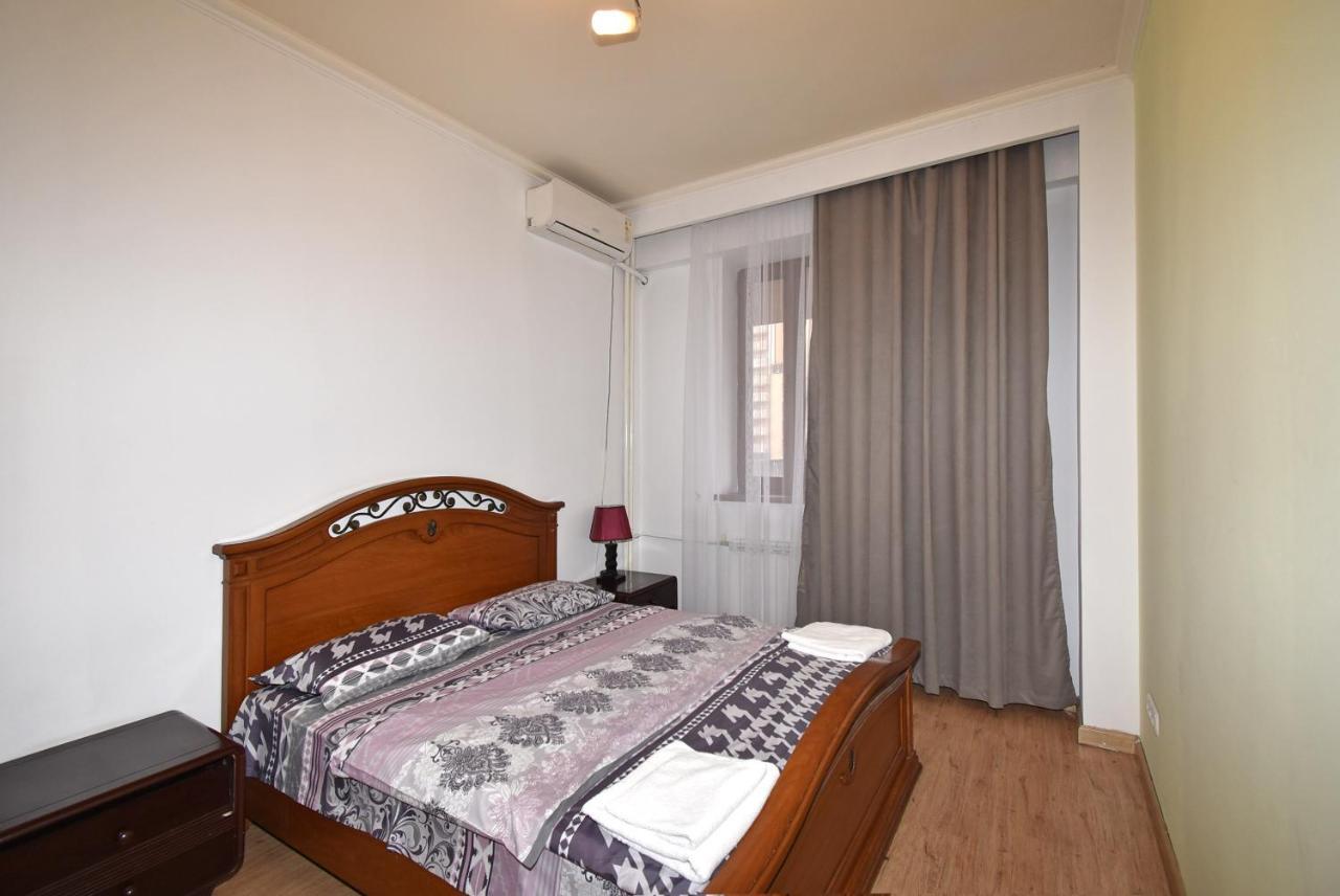 Armenak Apartment 5-Комнатная Jerevan Buitenkant foto