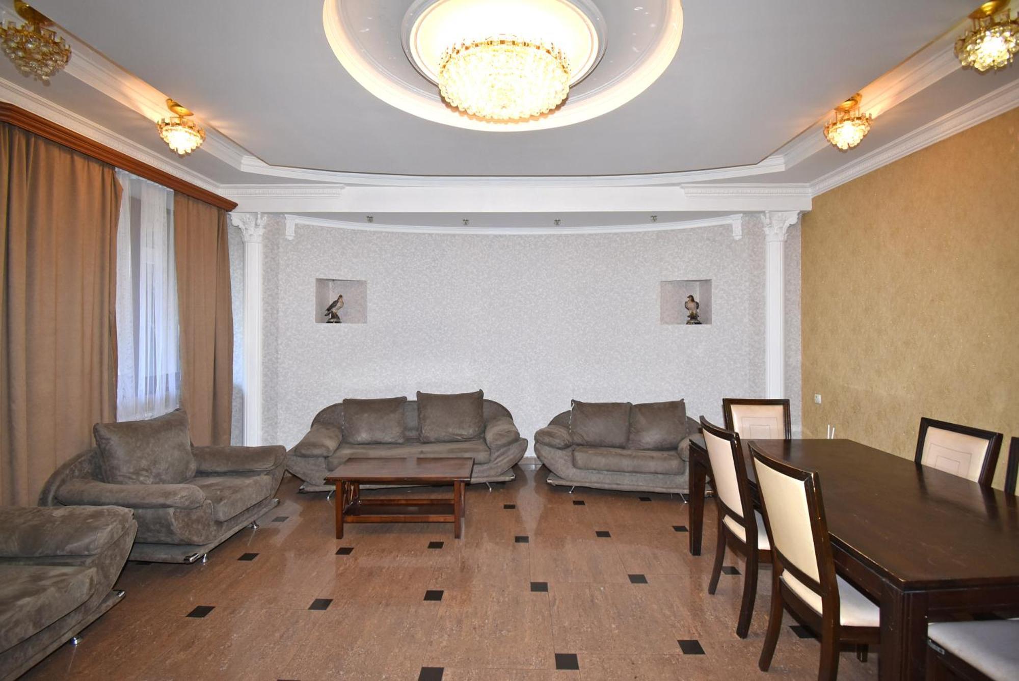 Armenak Apartment 5-Комнатная Jerevan Buitenkant foto