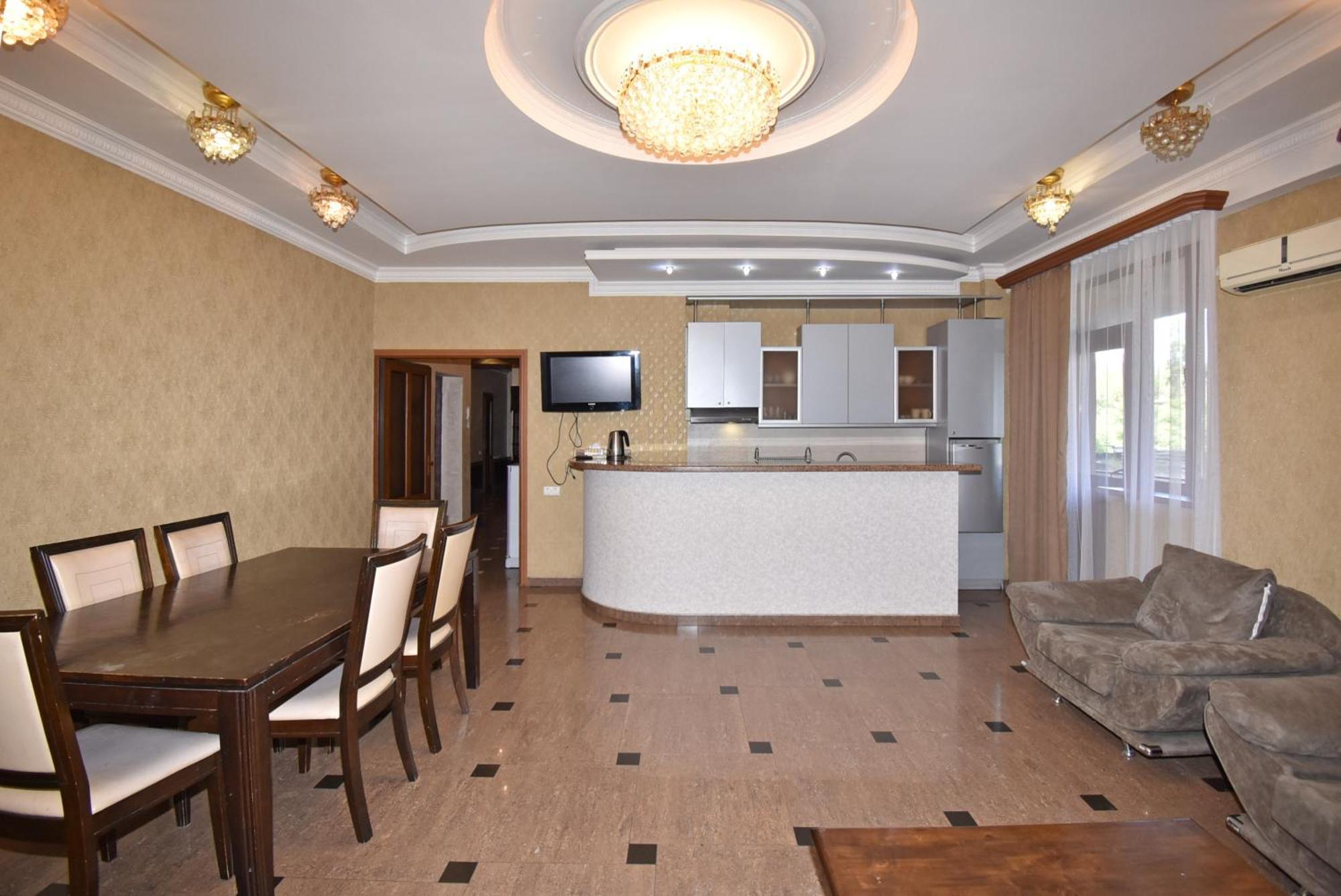 Armenak Apartment 5-Комнатная Jerevan Buitenkant foto