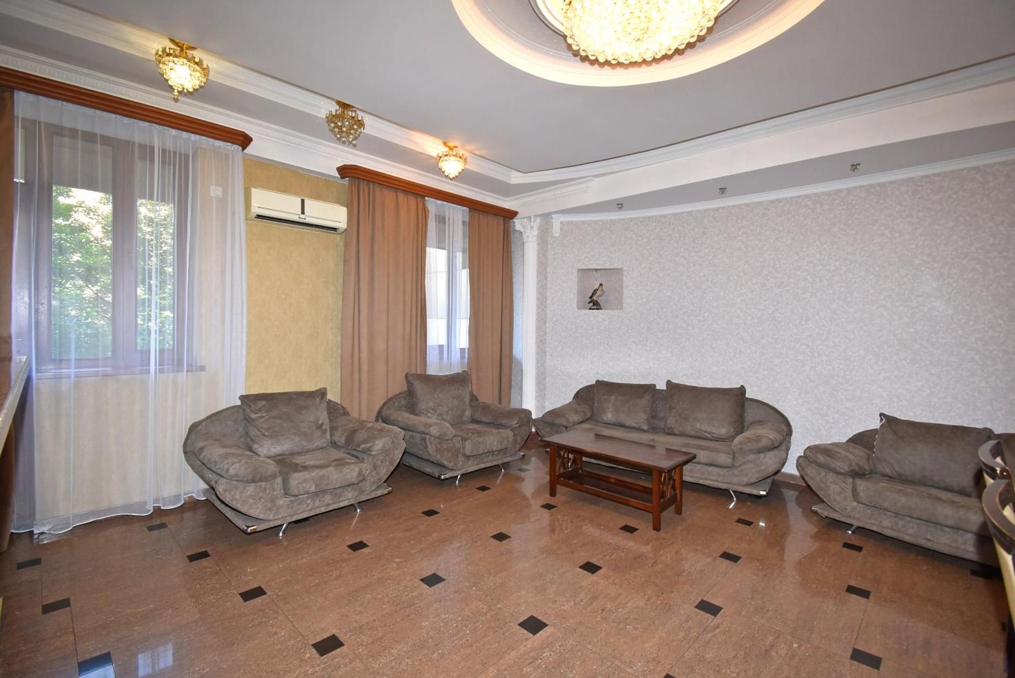 Armenak Apartment 5-Комнатная Jerevan Buitenkant foto